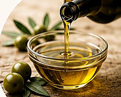 Huile d'olive ADSAVA versée dans un bol